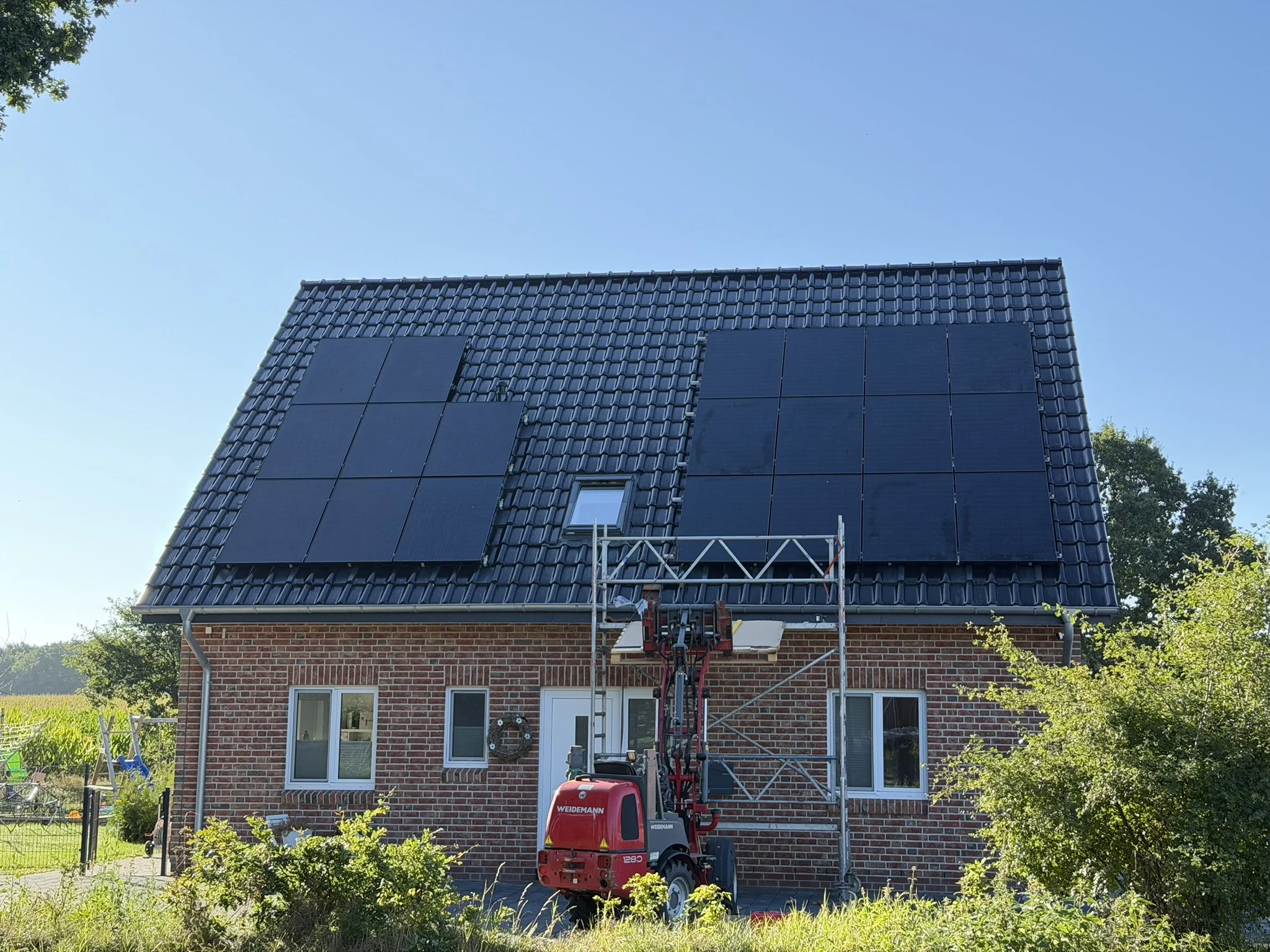 ServiceUnion bei der Montage einer Photovoltaikanlage auf einem Wohnhaus